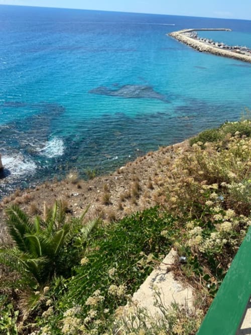 Vista costiera dalle camere di Macramè Fazello a Sciacca, Sicilia: mare turchese, costa rocciosa e vegetazione mediterranea