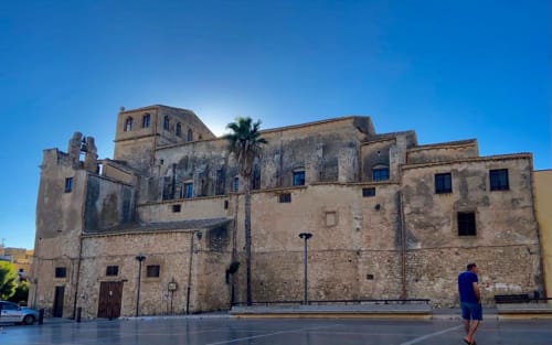 Storico edificio in pietra con torre a Sciacca, Sicilia, vicino alle camere Macramè Fazello