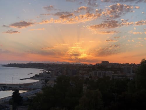 Tramonto sulla città costiera di Sciacca e il porto, vista dalle camere del Macramè Fazello in Sicilia