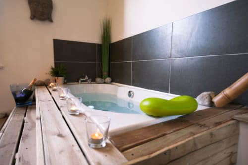 Vue de la salle de bain détente avec une baignoire relaxante, située au Gîte au Chatô, à Quend-Plage, Somme.