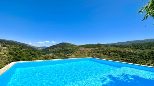 Piscina com vistas para os vales do Douro