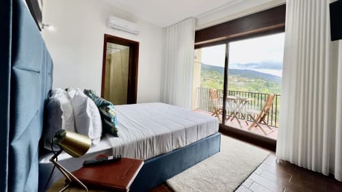 Cama de casal tamanho King com paisagem sobre o Vale do Douro