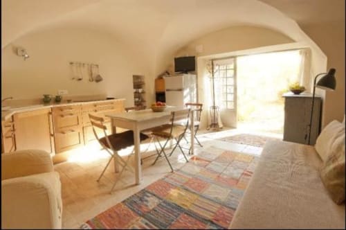 Appartement lumineux à Lourmarin avec cuisine ouverte, table à manger, salon confortable et vue sur le jardin