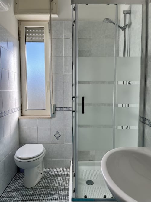Bagno moderno dell'Apartment Tirreno a Tirrenia con box doccia, toilette e vasca rotonda