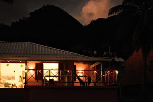 Seaflower boutique lodge de noche, bungaló iluminado con veranda con vistas a montañas tropicales, San Andrés