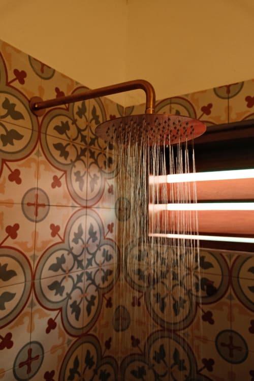 Alcachofa de lluvia en Seaflower boutique lodge con azulejos decorativos en San Andrés