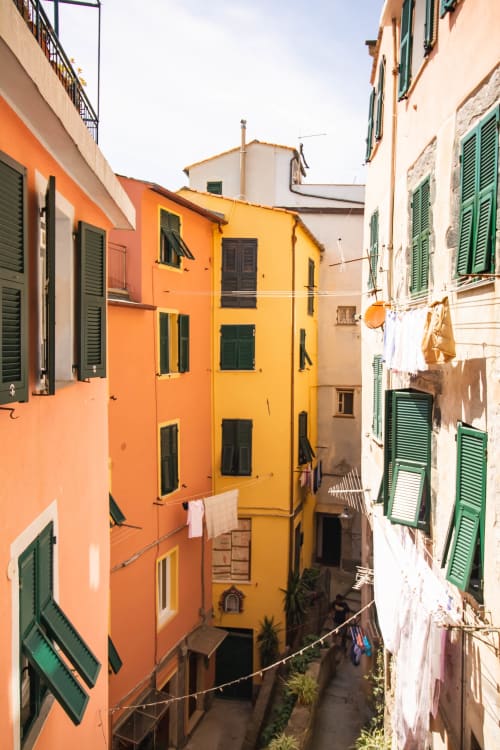 Edifici colorati nel vicolo del villaggio di Vernazzo, vista sulla città da SoleMagia B&B