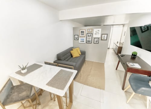 Apartamento moderno en CDMX de Pares Homes con sala abierta, sofá gris, comedor y zona de entretenimiento
