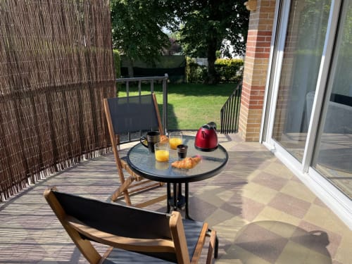 Patio avec vue sur le jardin à Suite d'amour et détente à Chartrettes : petit-déjeuner, transats et accès au paysage