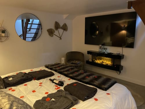 Suite romantique avec foyer, TV et pétales de rose à la Suite d'amour et détente à Chartrettes