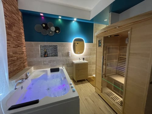 Salle de bain spa luxueuse avec jacuzzi illuminé, sauna et vanité à la Suite d'amour et détente à Chartrettes