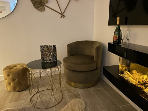Salon luxueux à Chartrettes avec sièges en velours taupe, table d'appoint décorée et service champagne