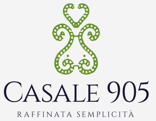 Logo Casale 905 - elegante simbolo ornamentale verde con testo 'Raffinata Semplicità' per questo bed and breakfast a Crecchio