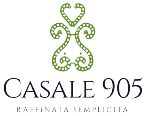Logo Casale 905 BnB con decorazione verde ornamentale, Crecchio Italia