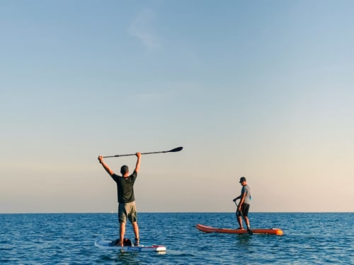 Deux paddleboarders profitent du stand-up paddle sur la Seine près du gîte Clairseine B&B à Tournedos-sur-Seine