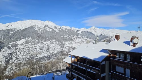 Vue panoramique des Alpes enneigées depuis le balcon de l'hôtel L'écrin des sapins à Aime-la-Plagne