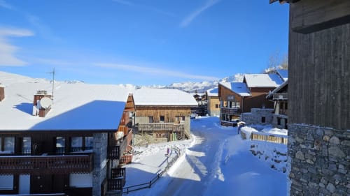 Village de montagne L'écrin des sapins à Aime-la-Plagne avec chalets enneigés et sommets alpins