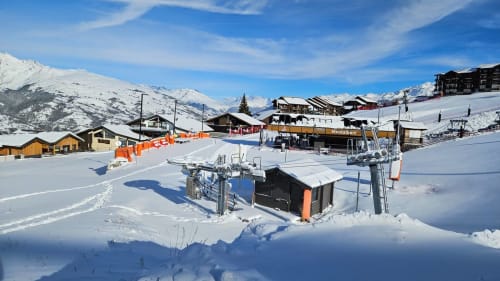 Remontée mécanique et chalet de montagne enneigés à L'écrin des sapins à Aime-la-Plagne, Alpes françaises