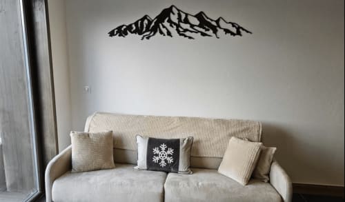 Canapé beige avec coussins décor et sticker mural montagne à L'écrin des sapins, Aime-la-Plagne
