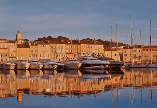 Luxueux yachts amarrés dans un port méditerranéen, bâtiments dorés se reflétant dans une eau calme, Taradeau, France