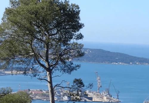 Pin dominant la côte méditerranéenne près de Taradeau, France avec voilier et village côtier