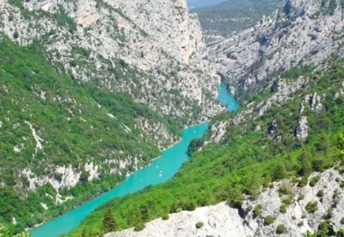 Rivière turquoise sinuant dans une gorge calcaire entourée de forêt verte dense, près de La Bergerie Du Moulin à Taradeau, France
