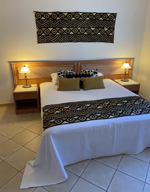 Jardins du Soleil Barthelasse Avignon vacances Provence Sun holidays vacation swimming pool piscine campagne countryside festival gîte Africa guest house chambre bedroom lit lits bed cosy ambiance Afrique romantique enfants