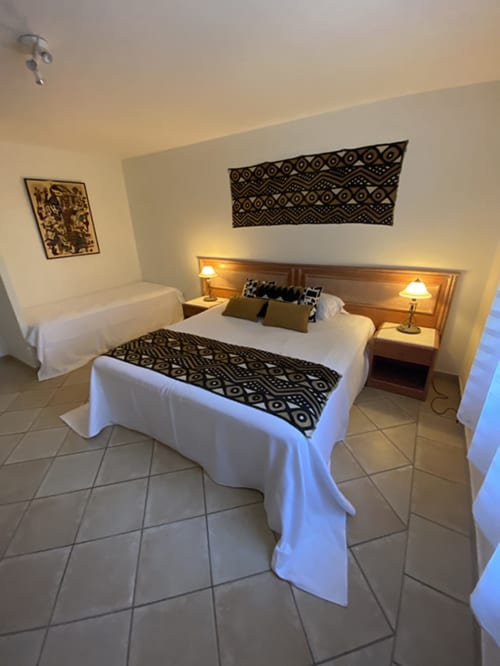 Jardins du Soleil Barthelasse Avignon vacances Provence Sun holidays vacation swimming pool piscine campagne countryside festival gîte Africa guest house chambre bedroom lit lits bed cosy ambiance Afrique romantique enfants nature Vaucluse Gard France calm calme relaxation family famille