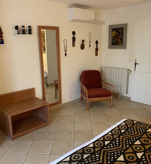 Jardins du Soleil Barthelasse Avignon vacances Provence Sun holidays vacation swimming pool piscine campagne countryside festival gîte Africa guest house chambre bedroom lit lits bed cosy ambiance Afrique romantique enfants nature Vaucluse Gard France calm calme relaxation family famille