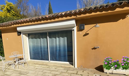 Jardins du Soleil Barthelasse Avignon vacances Provence Sun holidays vacation swimming pool piscine campagne countryside festival gîte Mediterranee guest house chambre bedroom lit lits bed cosy ambiance Méditerranée romantique enfants nature Vaucluse Gard France calm calme relaxation family famille Pont du Gard Palais des Papes Pont d'Avignon Baux de Provence Arènes de Nîmes Fontaine de Vaucluse salon living room bed blue bleu mimosa penderie armoire storage wardrobe lit double king size bed mirror miroir glace garden kitchen cuisine équipée jardin privé private garden kitchen cuisine équipée jardin privé privatif private garden barbecue