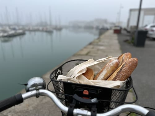 Panier de vélo avec pain frais surplombant le port à L'Ermitage B&B, Saint-Vaast-la-Hougue