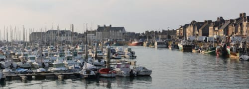 Le pittoresque port de Saint-Vaast-la-Hougue avec ses voiliers et bâtiments en pierre, près de L'Ermitage