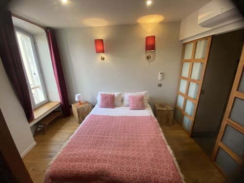 VIP Lodge bedroom at AJOUCADOU in Lourmarin with queen bed, red accents, and modern amenities