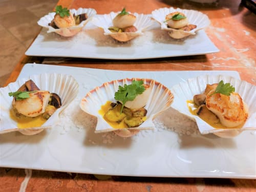 Pétoncles poêlés sur coquilles avec garnish à La Bergerie Du Moulin, gîte à Taradeau, France