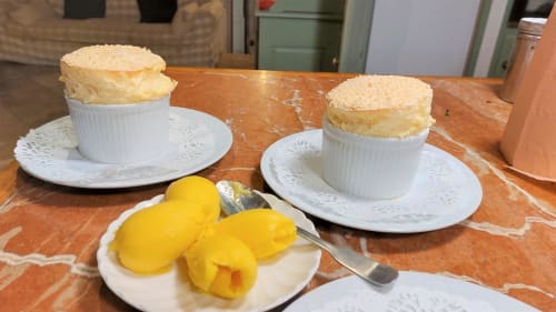 Deux soufflés et poires pochées servis à La Bergerie Du Moulin B&B à Taradeau, France