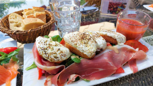 Assiette gourmande avec œufs pochés, jambon cru et pain à La Bergerie Du Moulin à Taradeau, France