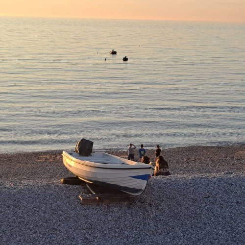 Ein Fischerboot am Strand von Etretat