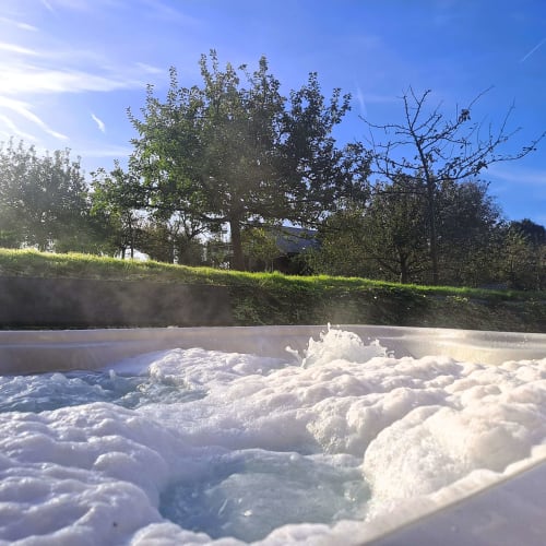Ein Spa mitten in der Natur: Das ist einer der Vorzüge des Ferienhauses La Moussette in der Normandie. 