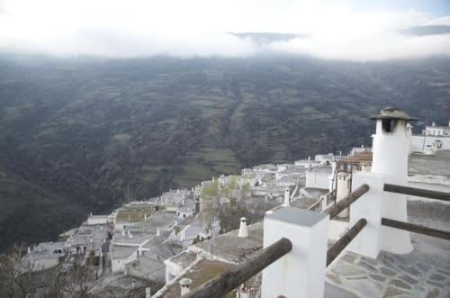 Vistas del Barranco de Poqueira bajo manto de nubes desde la terraza de Casa Josefa 
