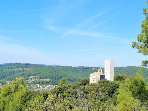 Ruines médiévales de tour et chapelle entourées de collines verdoyantes et de végétation méditerranéenne à Taradeau, France
