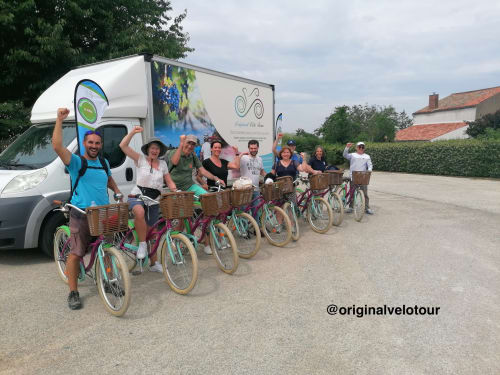 Sortie vélo guidée dans le Marais Poitevin avec Original Velo Tour : découvrez des itinéraires originaux en famille lors de votre séjour à la maison d'hôtes La Chabanaise.