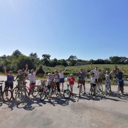 clients de la maison d'hôtes La Chabanaise posant joyeusement à vélo lors d'une excursion avec Original Velo Tour dans la campagne du Marais Poitevin.