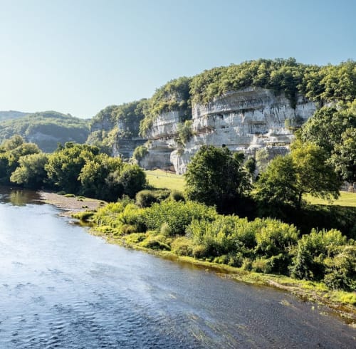 Maisonaurinko B&B surplombe la Dordogne avec ses falaises calcaires spectaculaires et sa verdure luxuriante près de Thénon, France