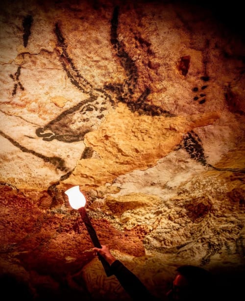 Peintures rupestres anciennes illuminées à la lueur des torches à Maisonaurinko, Thénon, France