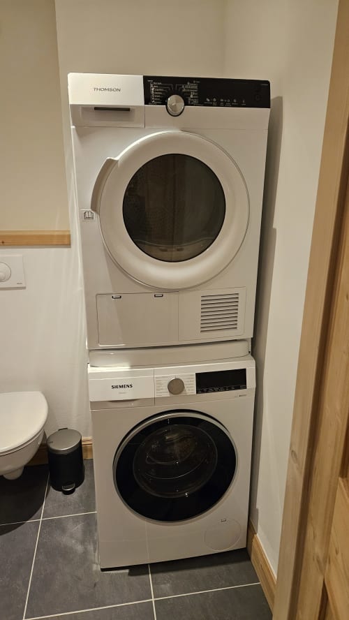 Appareils électroménagers empilés dans la salle de bain de L'écrin des sapins, Aime-la-Plagne