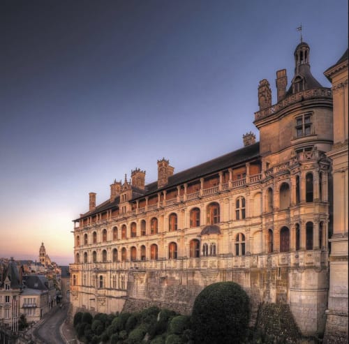 Château historique de Locacharme à Blois, France illuminé au crépuscule avec son architecture Renaissance ornée