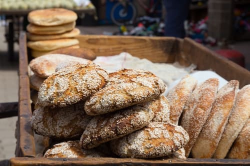 Pain frais et pâtisseries exposés à l'Hôtel Le Trouville à Trouville-sur-Mer, France