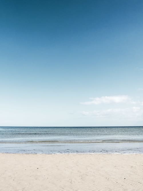 Vue sereine de la plage à l'Hôtel Le Trouville, Trouville-sur-Mer, avec rivage sablonneux et eaux océan calmes