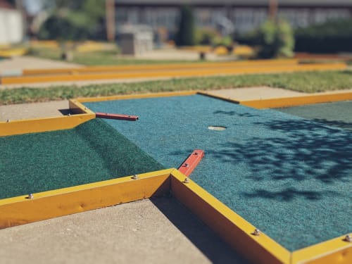 Minigolf coloré de l'Hôtel Le Trouville à Trouville-sur-Mer avec bordures jaunes et greens turquoise