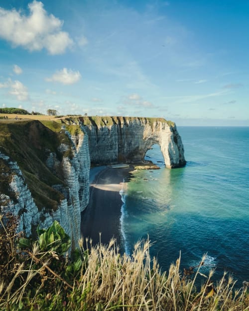 Les spectaculaires falaises blanches de craie avec une arche naturelle à Étretat, côte normande
